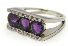 Bague améthyste et diamants mauves