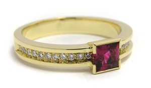 Bague tourmaline rouge diamants